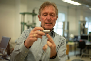 Uwe Schleichert ist seit zehn Jahren Geschäftsführer der Velomat Messelektronik in Kamenz. Sensoren, die 
hier hergestellt werden, sorgen zum Beispiel in Aufzügen für Sicherheit. © René Plaul