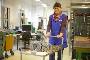 Simone Wolf ist Mitarbeiterin bei Velomat in Kamenz. Hier transportiert sie die Sensortechnik zum  nächsten Verarbeitungsschritt. © René Plaul